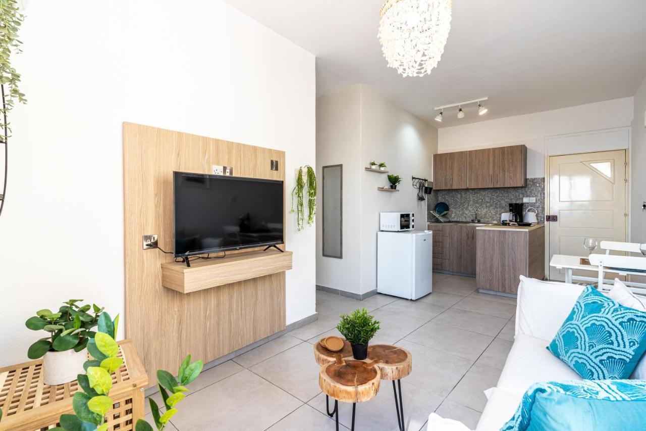 Whispering Palms 1-Br Apt By Finikoudes Beach Larnaca Exteriér fotografie